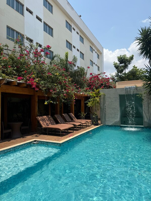 Deluxe-Zimmer | Wohnbereich | 32-Zoll-LED-Fernseher mit Kabelempfang, Fernseher