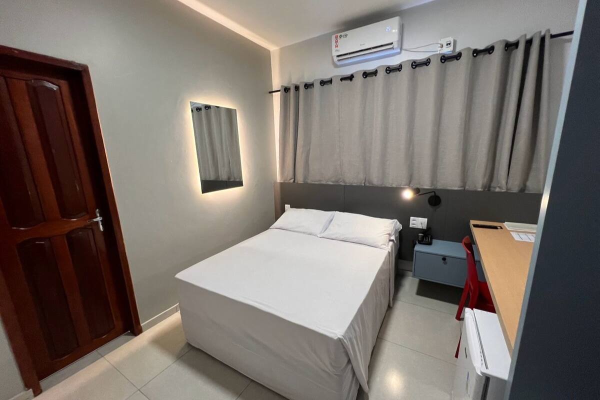 Habitación estándar | Ropa de cama hipoalergénica, minibar, escritorio y cortinas opacas