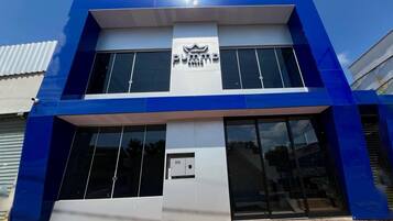 ملاءات للفراش لا تسبب الحساسية وميني بار ومكتب وستائر تعتيم