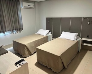 Quarto luxo | Roupas de cama antialérgicas, frigobar, escrivaninha, cortinas blackout