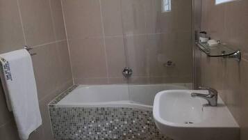 Dusche, kostenlose Toilettenartikel, Handtücher