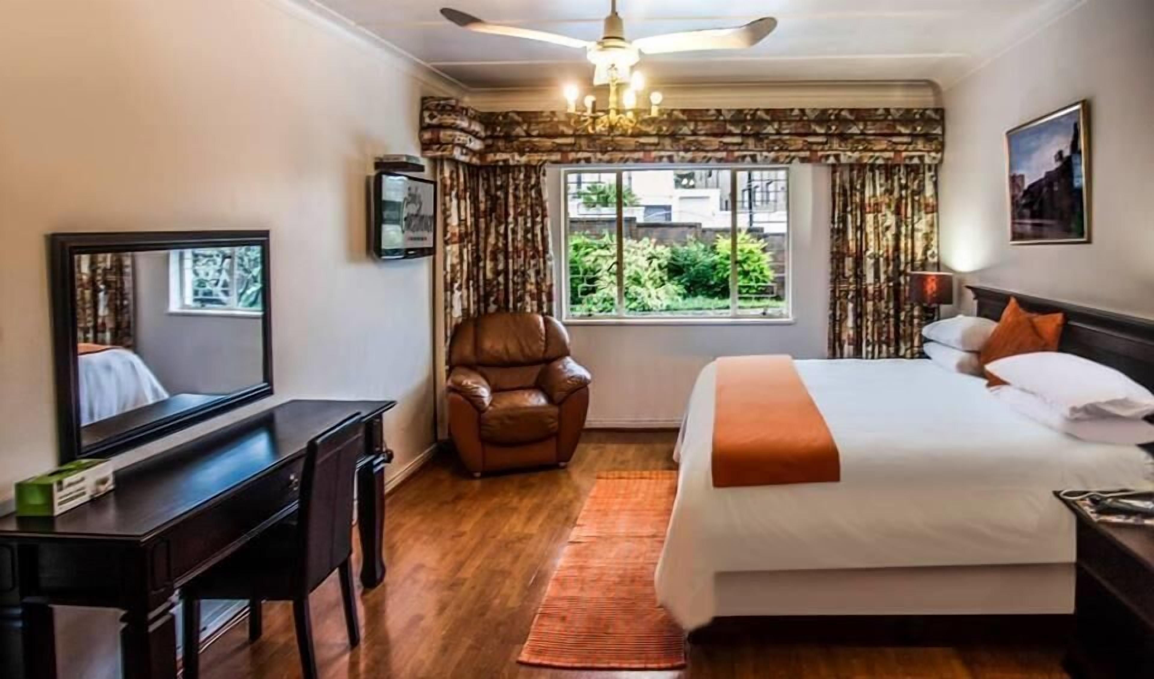 Bàn ủi/dụng cụ ủi quần áo, truy cập Internet không dây (phụ phí) 