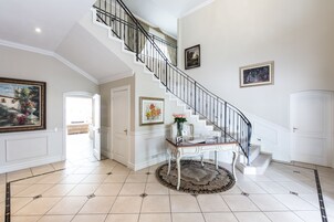 40-英寸纯平电视 （配备卫星频道）、电视