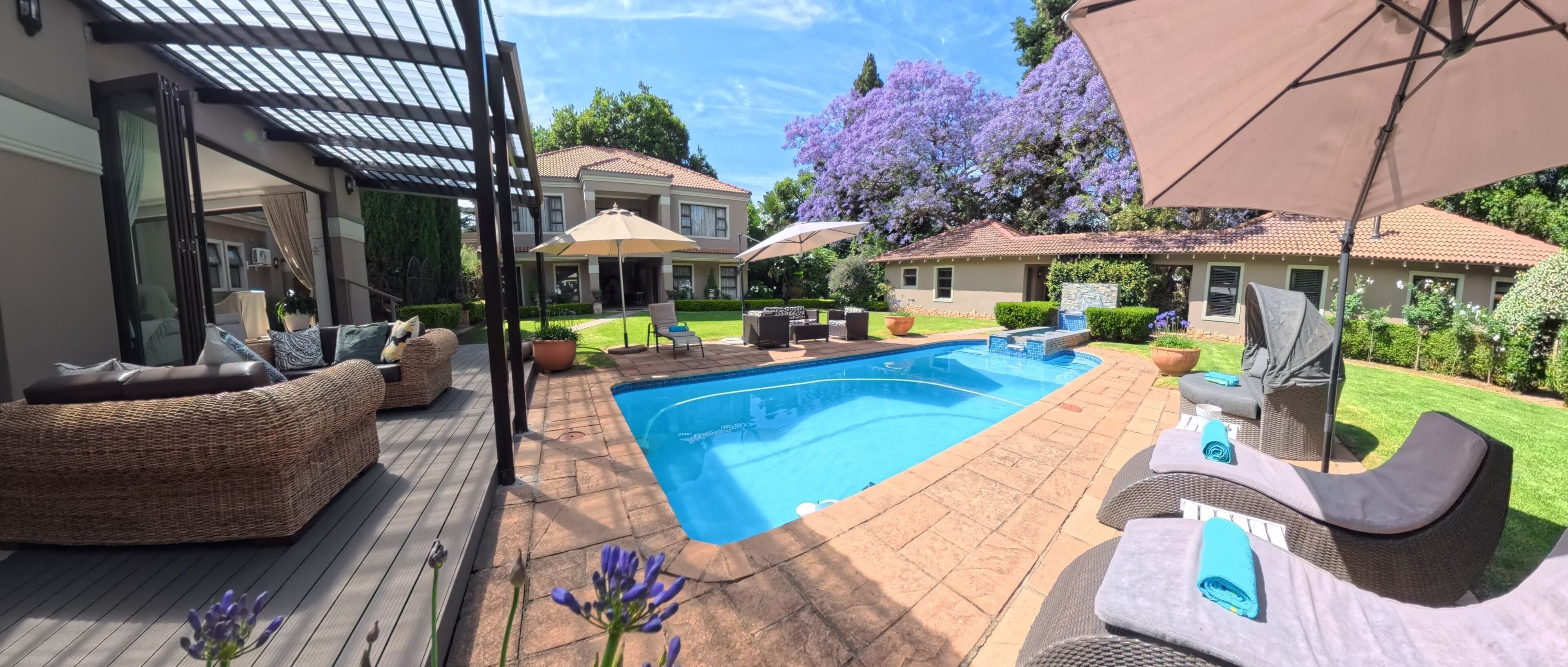Piscine extérieure, parasols de plage, chaises longues