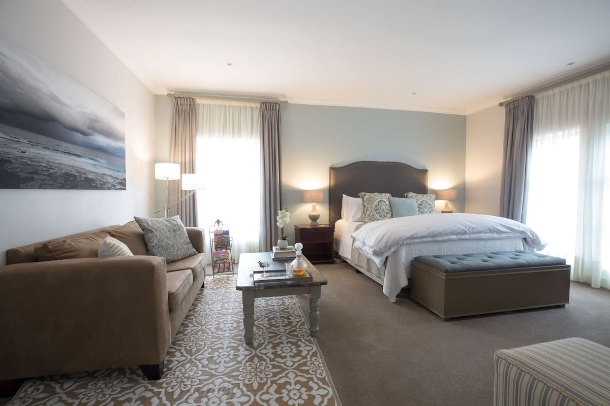 Junior Room, 1 King Bed | Egyptian cotton sheets, premium bedding, down duvets, pillow-top beds