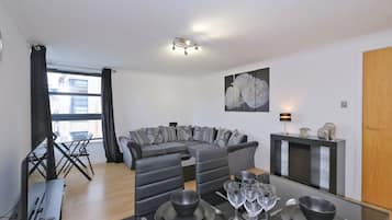 Departamento, 2 habitaciones | Sala de estar | Smart TV de 42 pulgadas con canales digitales, televisión y Netflix