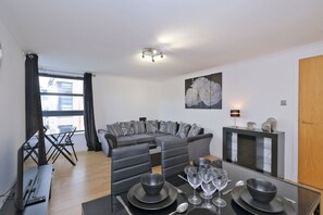 Apartemen, 2 kamar tidur | Ruang keluarga | Smart TV 42-inci dengan saluran TV digital, TV, dan Netflix