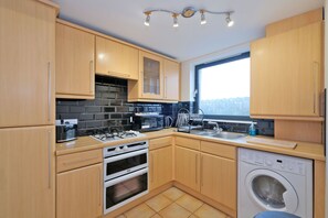 Apartment, 2 Bedrooms | Private kitchen | Full-size fridge, microwave, oven, stovetop - Orange Apartments City (Aberdeen)