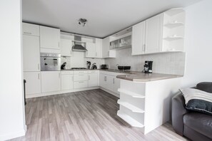 Casa adosada, 4 habitaciones | Cocina privada | Frigorífico, microondas, cafetera o tetera y utensilios de cocina