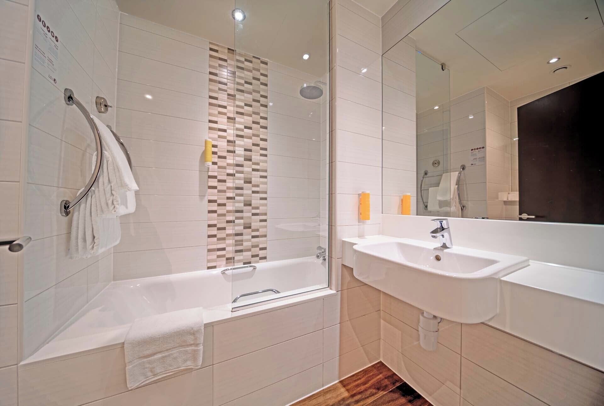 combined shower/bathtub, towels