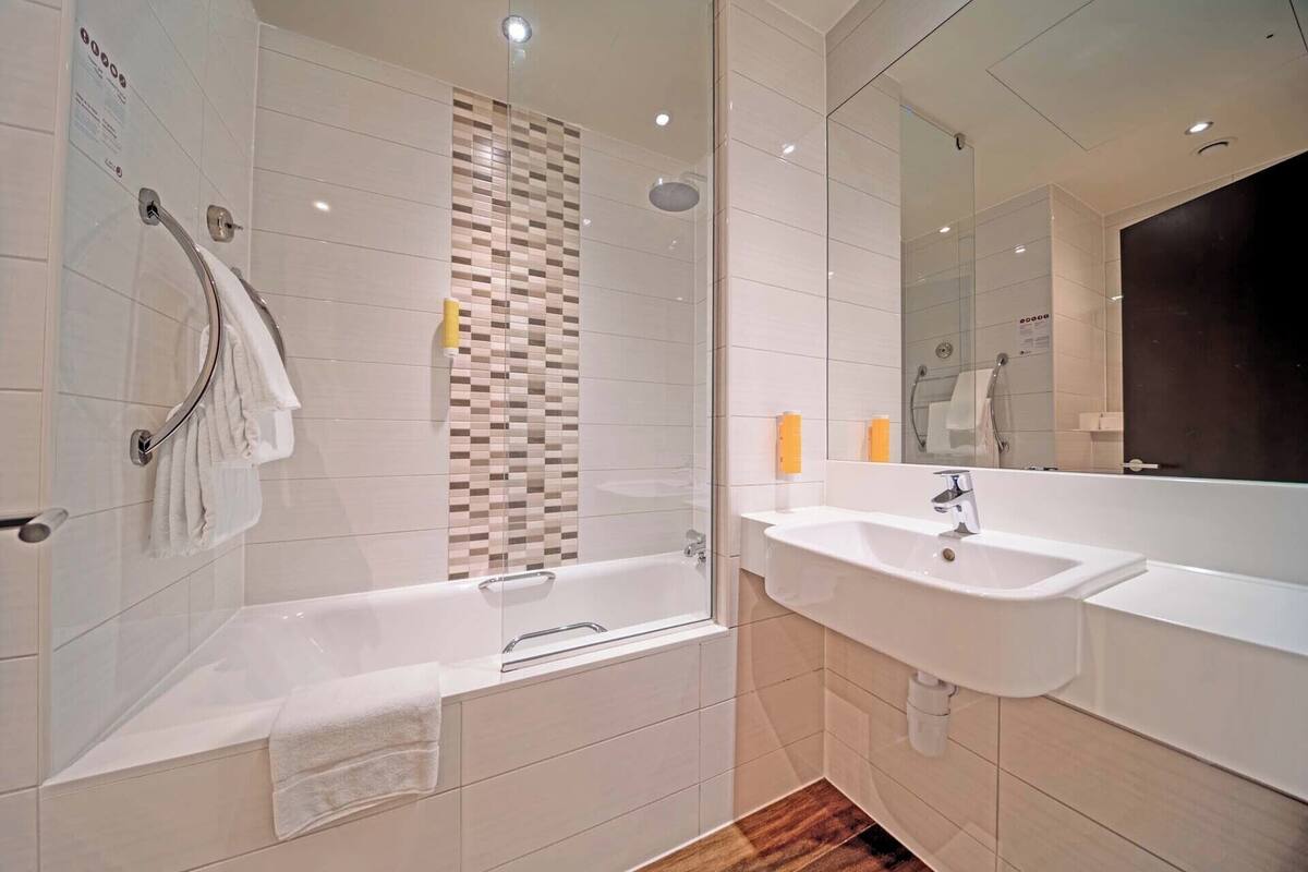 combined shower/bathtub, towels