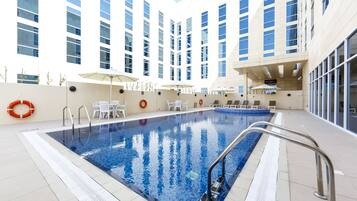 Piscine extérieure, parasols de plage, chaises longues