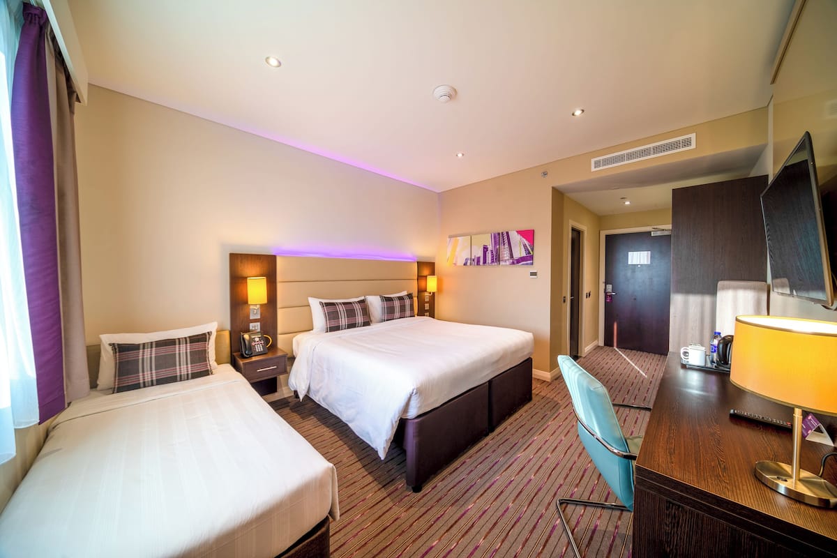 family room, non smoking | premium bedding, minibar, in-room safe, iron/ironing board