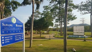 Naamplaatje voor Sawang Resort Golf Club & Hotel met aanduidingen naar de receptie, green fee, restaurant, golfshop en het zwembad.