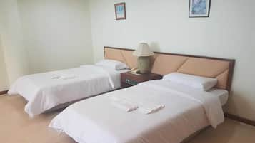 Deluxe Room | Peti besi dalam bilik, meja, langsir/tirai gelap terus 