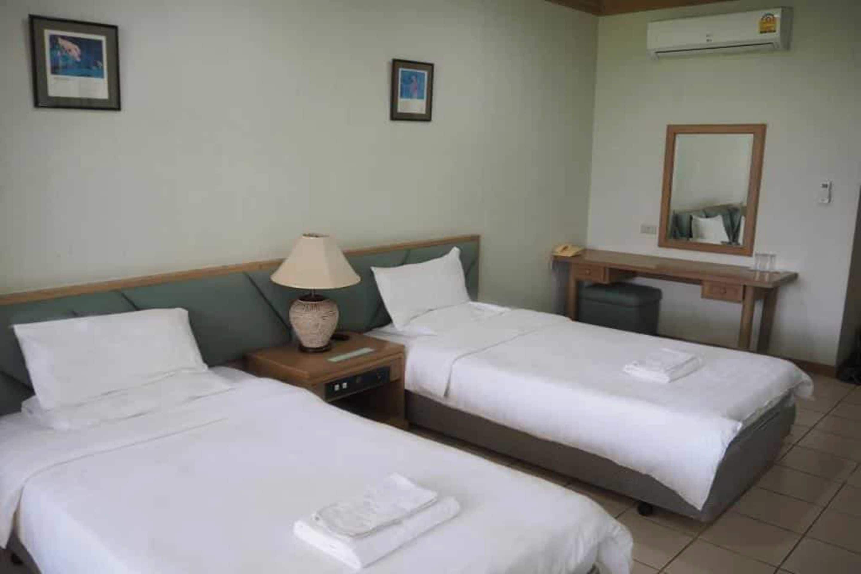 Deluxe Room | In-room safe, desk, blackout curtains, rollaway beds