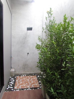 Shower, free toiletries, towels