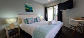 Suite estándar, 1 cama de matrimonio | Mobiliario individual, wifi gratis, ropa de cama