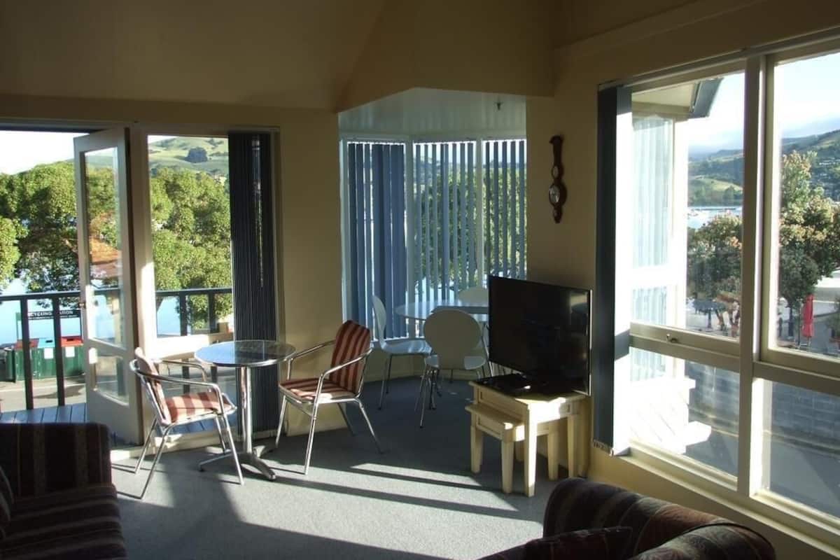 Apartment, 1 Queen-Bett, Balkon, Meerblick | Wohnbereich | 60-Zoll-Fernseher mit Satellitenempfang
