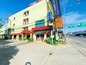 Front of property - Sirasit 999 Mansion (Phetchaburi)