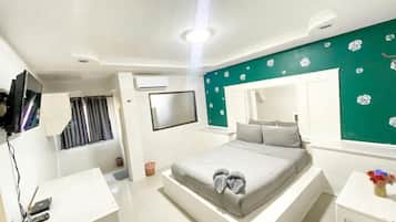 Single Room, 1 King Bed, Non Smoking, Bathtub | Blackout curtains, free WiFi