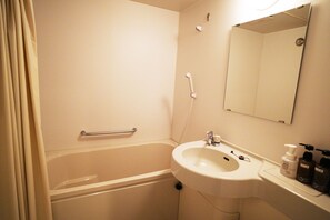 Een bad/douchecombinatie, een diep bad, gratis toiletartikelen