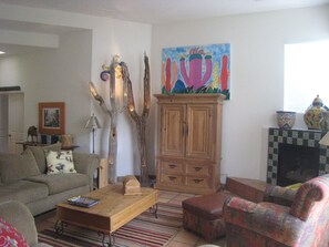 Smart-TV, Kamin, DVD-Player, Bücher