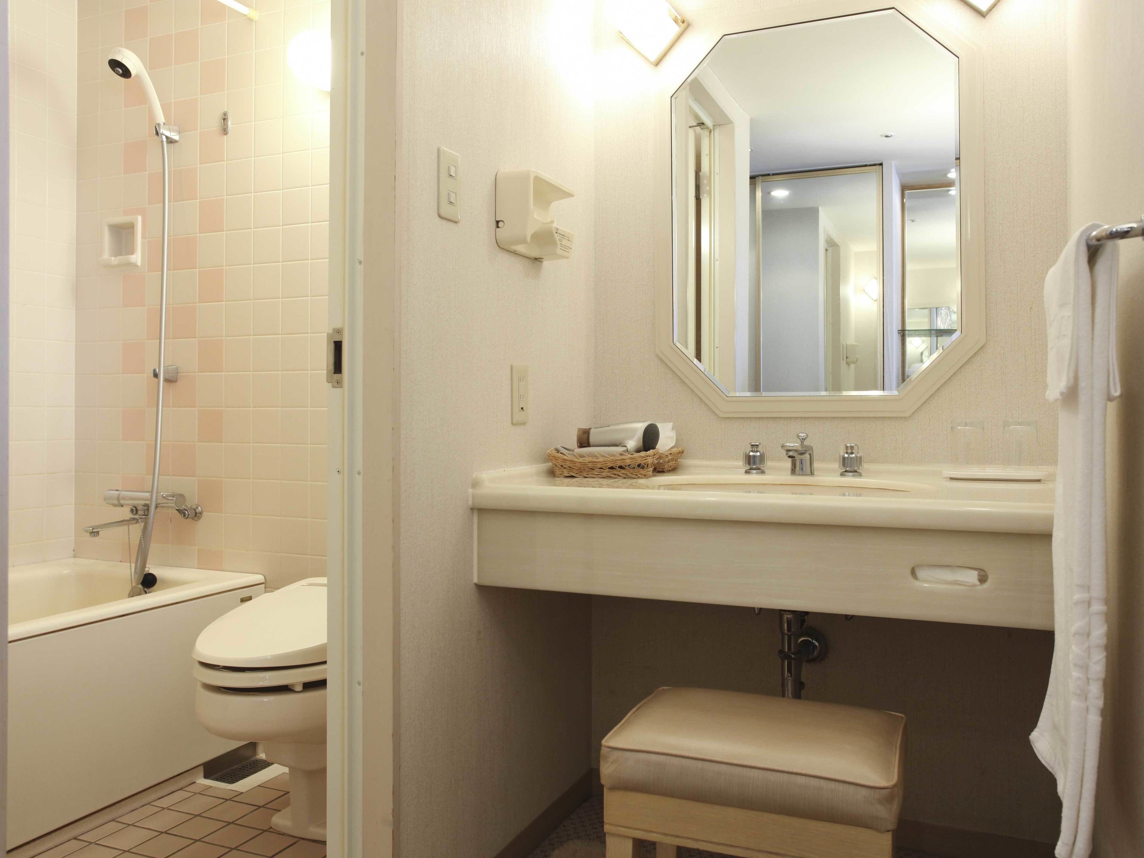 combined shower/bathtub, free toiletries, hair dryer, slippers