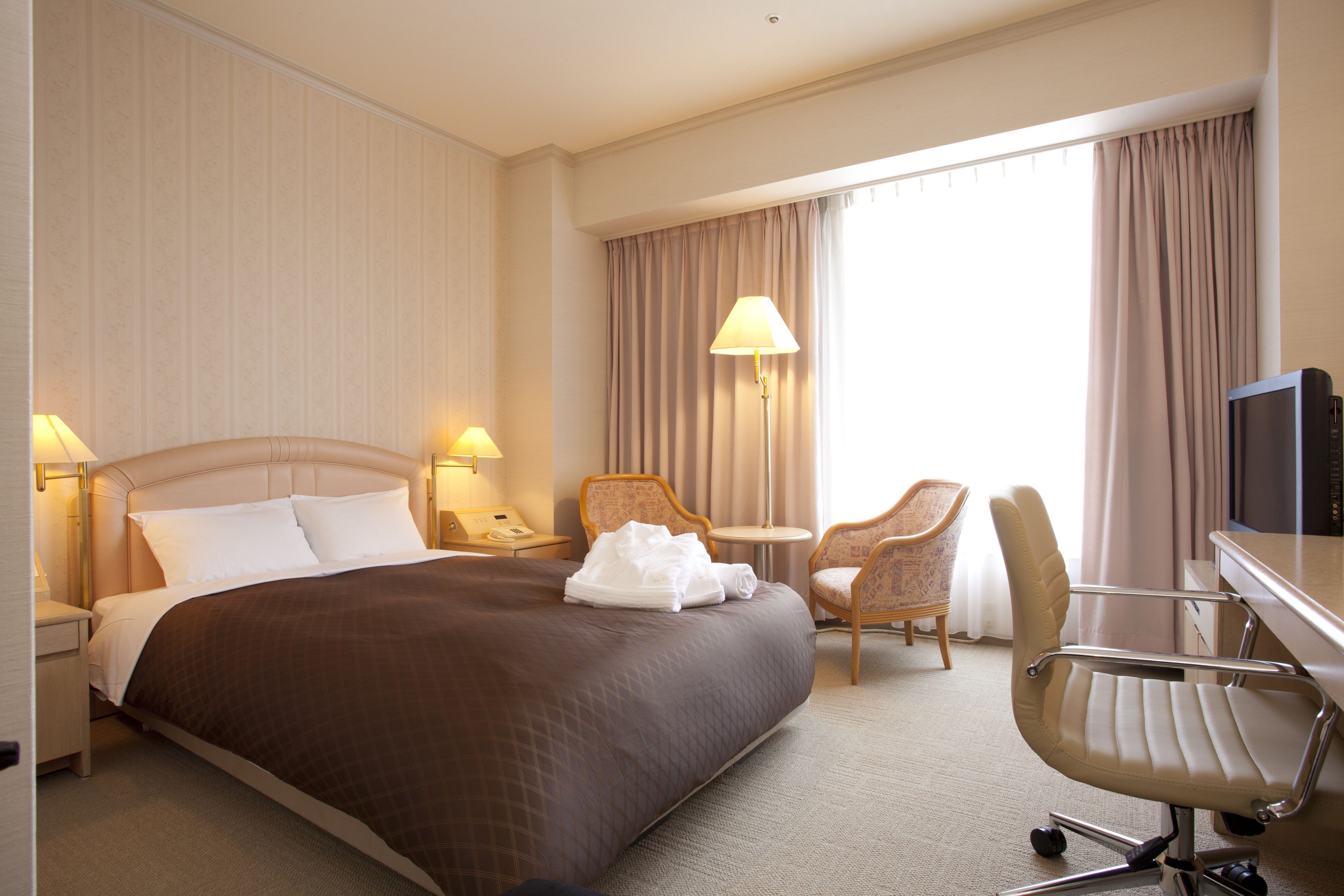 in-room safe, free wifi, bed sheets