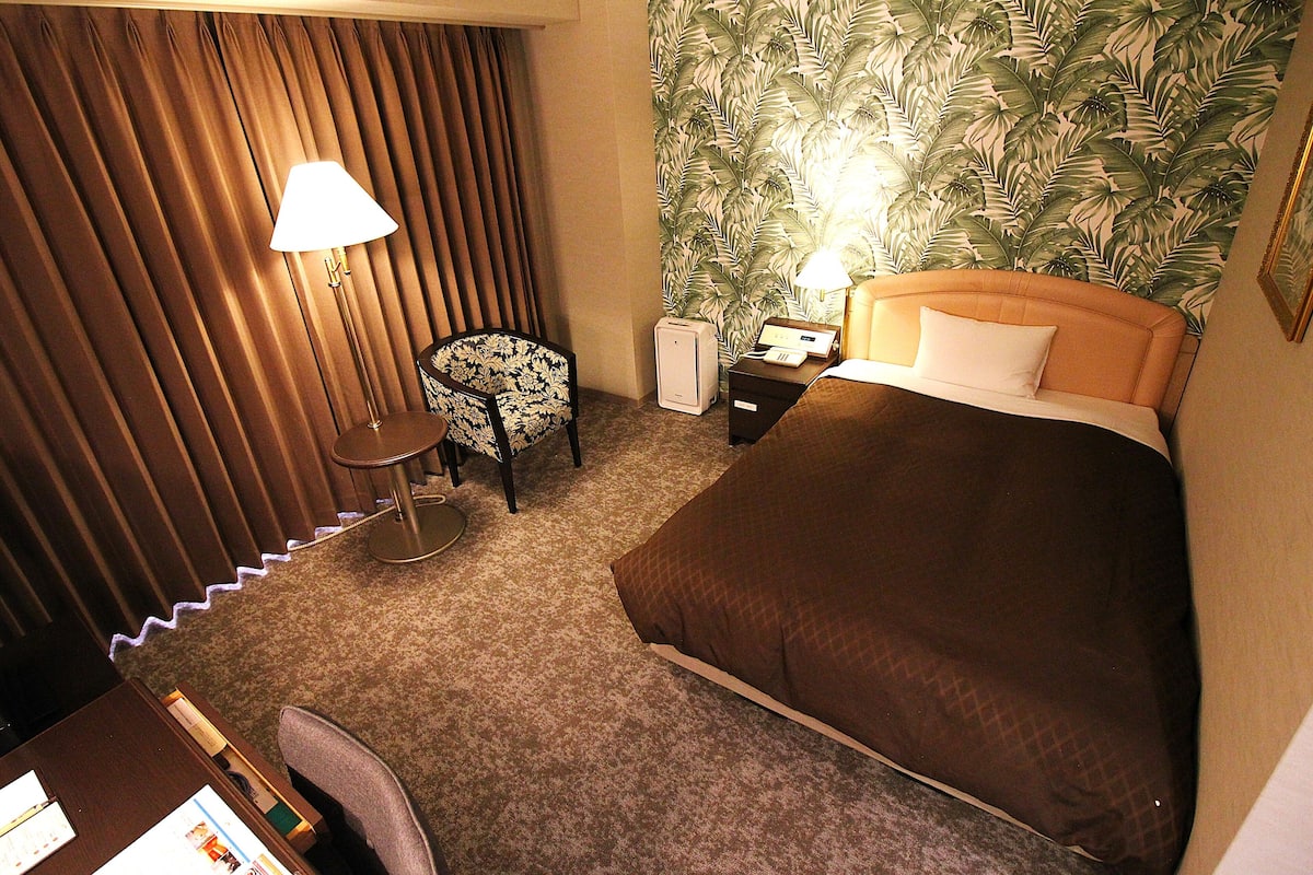 Deluxe Single Room, Smoking | In-room safe, free WiFi, bed sheets