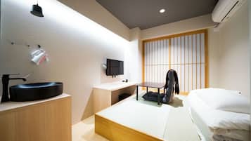 Tradisjonelt rom, japansk futon, delt bad (Japanese Style for 2 People) | Skrivebord for bærbar PC, wi-fi (inkludert) og sengetøy