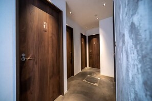 バスアメニティ (無料)、ヘアドライヤー、スリッパ、ビデ