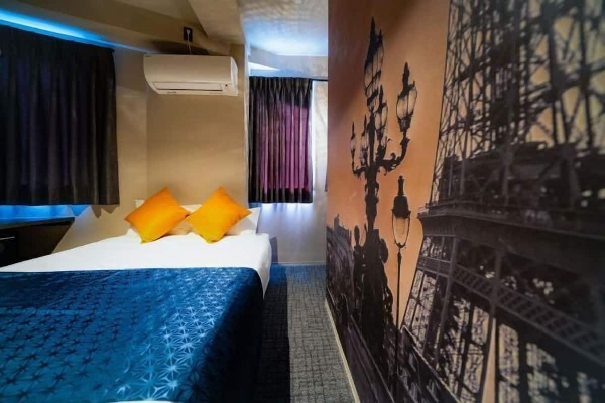 Laptop workspace, free WiFi, bed sheets