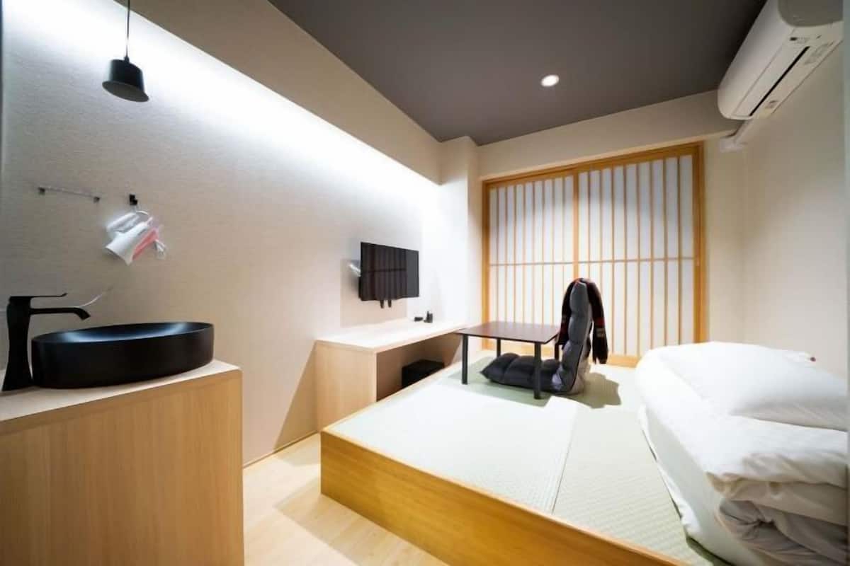 Laptop workspace, free WiFi, bed sheets