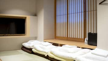 Japanese Style Room for 5 People, Shared Bathroom | Laptop workspace, free WiFi, bed sheets