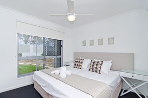 Sentosa at Tugun 5 Bedroom Waterfront  - Sentosa at Tugun Beachfront Holiday Home (Tugun)