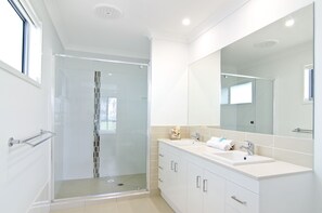 Sentosa at Tugun 5 Bedroom Waterfront  | Bathroom | Shower, free toiletries, hair dryer, towels - Sentosa at Tugun Beachfront Holiday Home (Tugun)