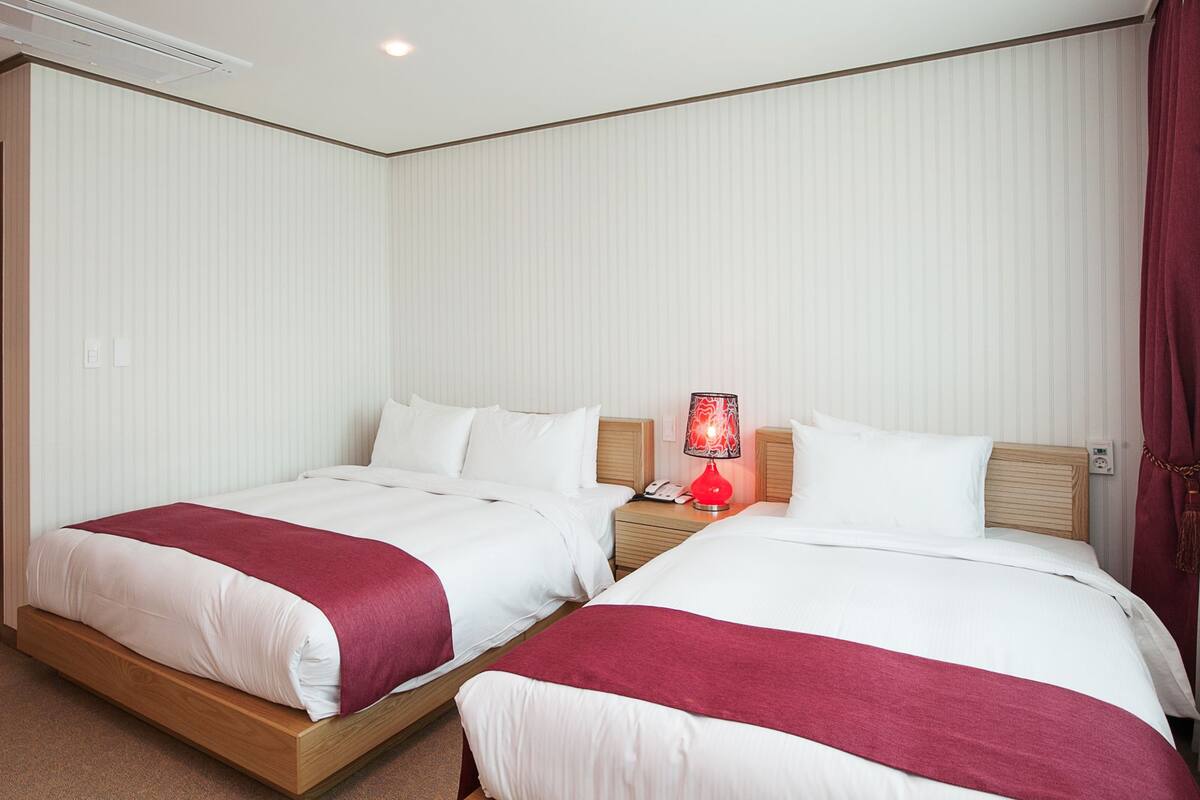 family twin room | desk, soundproofing, free wifi, wheelchair access