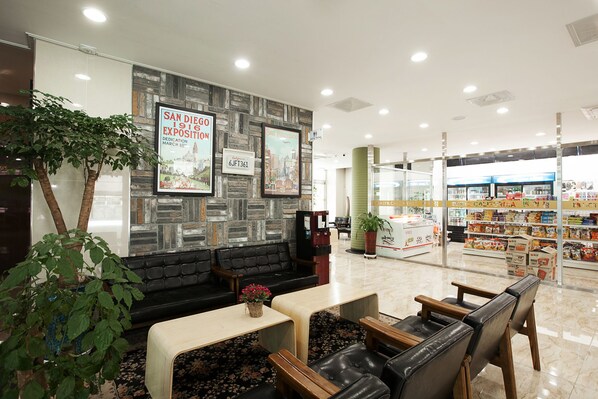 Lobby sitting area - Hotel California Jeju (Seogwipo)