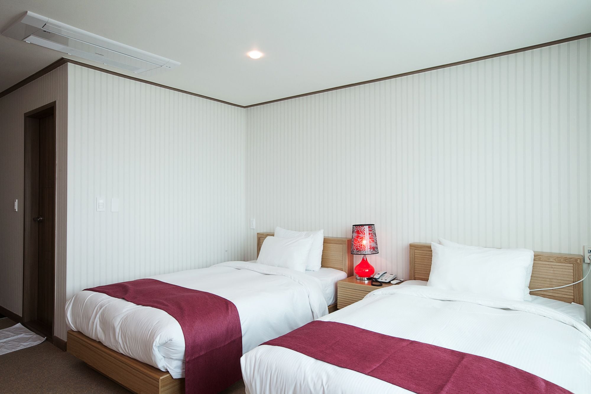 twin room | desk, soundproofing, free wifi, wheelchair access