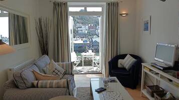 TV, DVD player, books, stereo