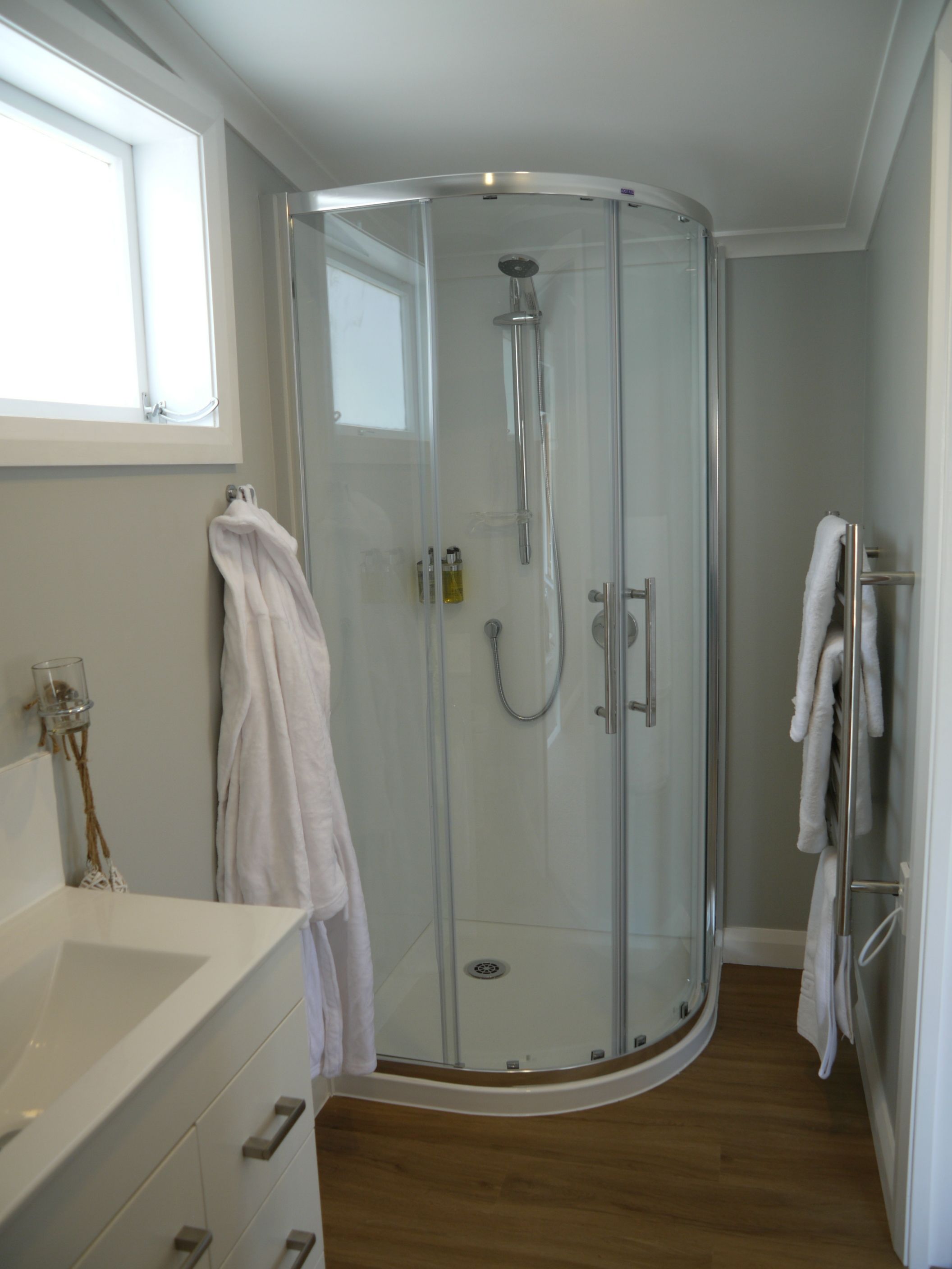 Bedroom 4 (The Sleepout) Pet Friendly | Bathroom | Shower, free toiletries, hair dryer, bathrobes