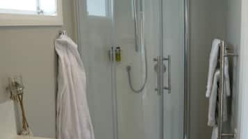 Bedroom 4 (The Sleepout) Pet Friendly | Bathroom | Shower, free toiletries, hair dryer, bathrobes