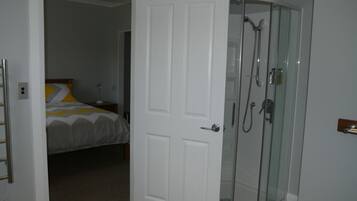 Habitació doble superior, 1 llit de matrimoni (Room 3) | Bany | Dutxa, articles de tocador gratuïts, assecador de cabells i barnussos