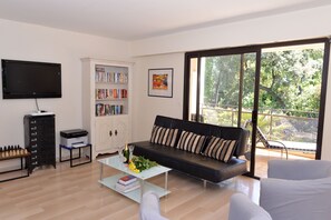 Fernseher, DVD-Player, Bücher, Videothek