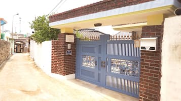 Pintu masuk properti
