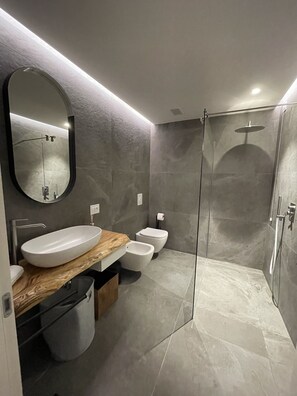 Shower, hair dryer, bidet, towels - Lake Garda View Villa | 15 Guests | 2 Apts (Gardone Riviera)