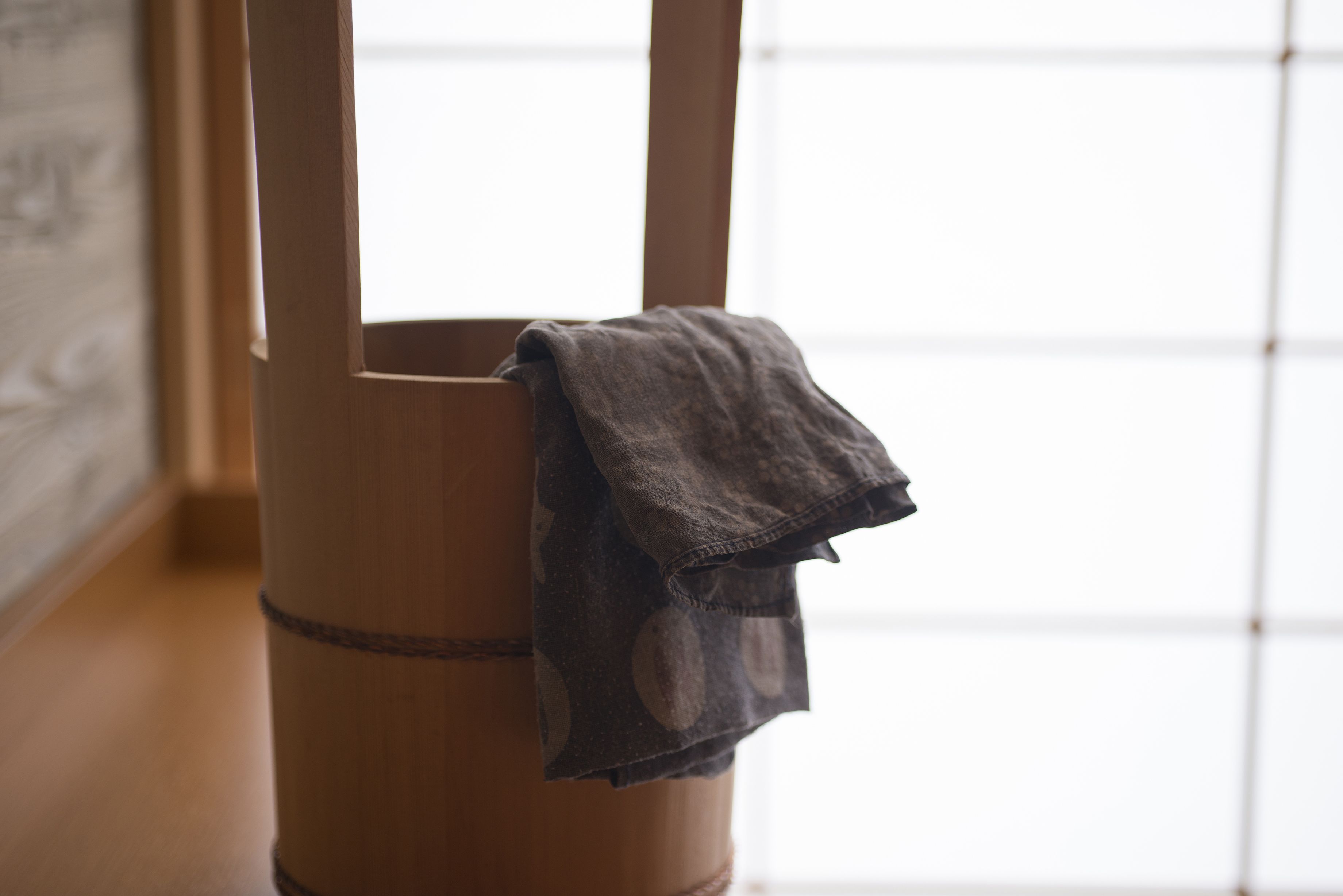 Una silla de madera con una toalla sobre ella.