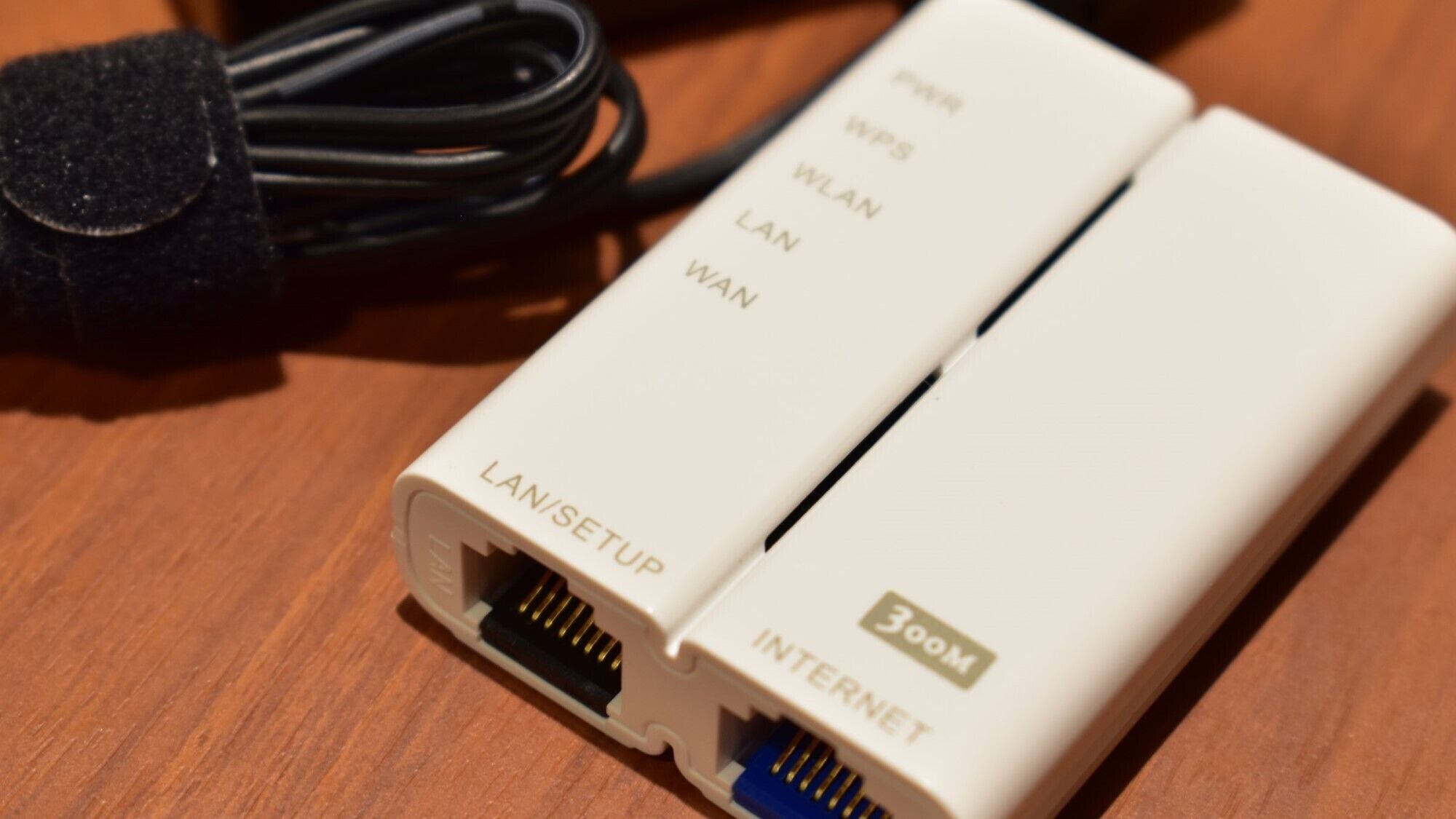 A LAN/SETUP INTERNET device with a 300M speed label.