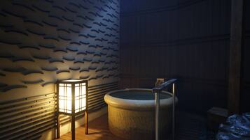 Un onsen japonés tradicional con interior de madera, una fuente termal de piedra y suelo de baldosas.